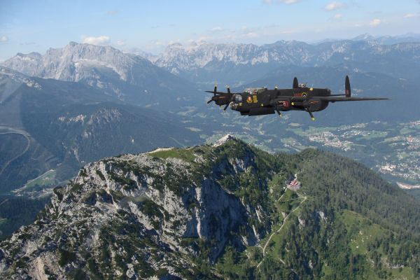 avro-lancaster-luftbild-06D244DA3E-9CCA-E147-FEA0-16F6777BE3C3.jpg