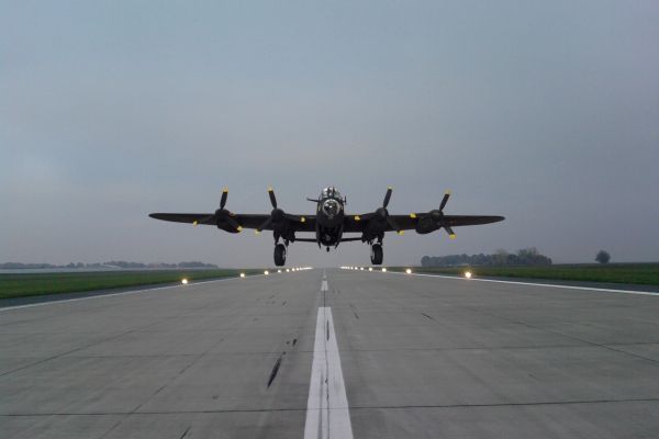 avro-lancaster-luftbild-11273C3A40-0890-A074-73D4-4CA08A6D3CBB.jpg